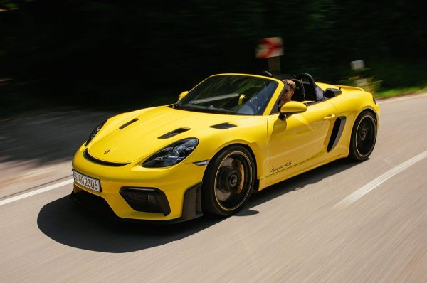 Това е последният бензинов модел, изграден върху платформата на Porsche със средноразположен двигател и най-мощният наследник на Boxster от старта  на производството през 1995 година. 

718 Spyder RS ​​е "най-добрият брат" на 718 Cayman GT4 RS купе. И двата споделят 4,0-литров шестцилиндров двигател с мощност 493 к.с.  Този Boxster е по-малко подходящ за пътя от Cayman. Но дивата природа на двигателя го правят отличен избор, ако не го използвате за ежедневни житейски нужди.